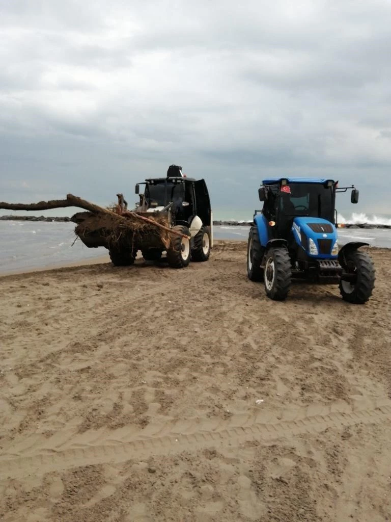SAHİLLERDEN 51 TON ATIK TOPLANDI